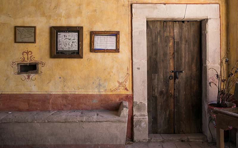 Pared rústica con puerta de madera en Hacienda Vergel de Guadalupe