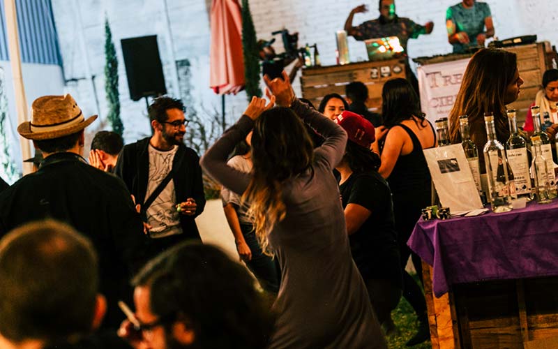 Celebración dentro de Mezcal art, con DJ y barra de bebidas