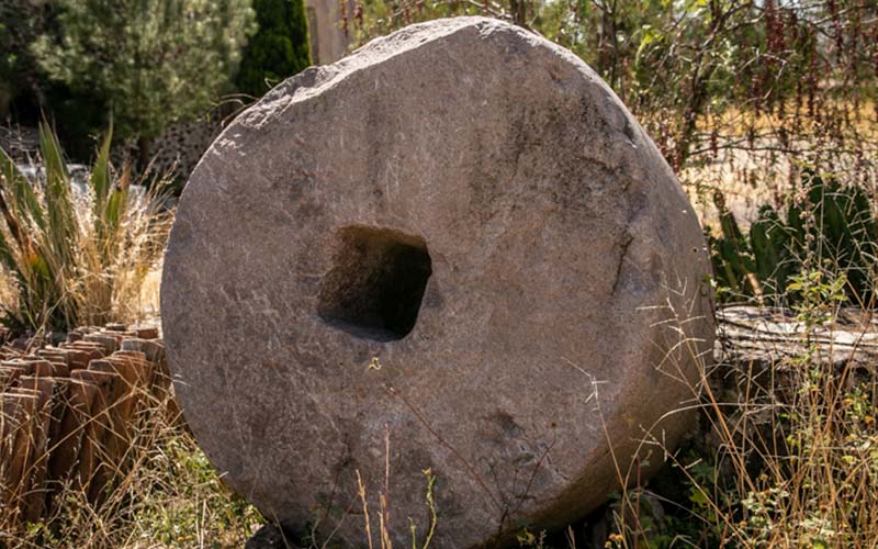 Piedra usada para la elaboraciín típica de tequila en Antigua Hacienda la Garrapata.
