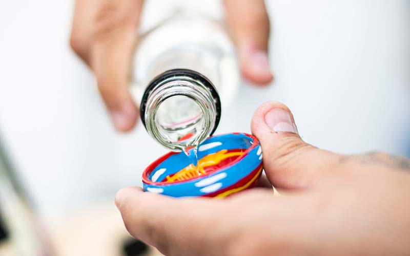 Encuadre a servir shots de tequila y mezcal