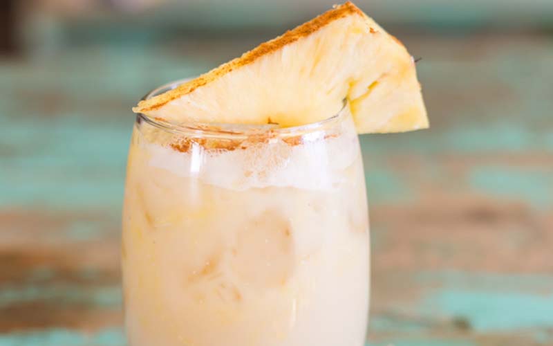 Bebida gourmet mezcalera preparada con piña